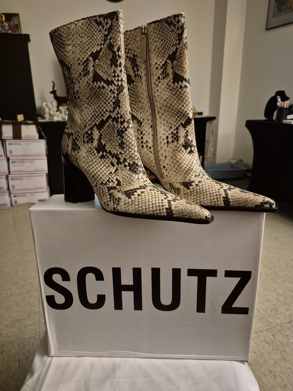 SCHUTZ Leather Cream and Black Pointed Toe Ankle Boots (Dustbag)